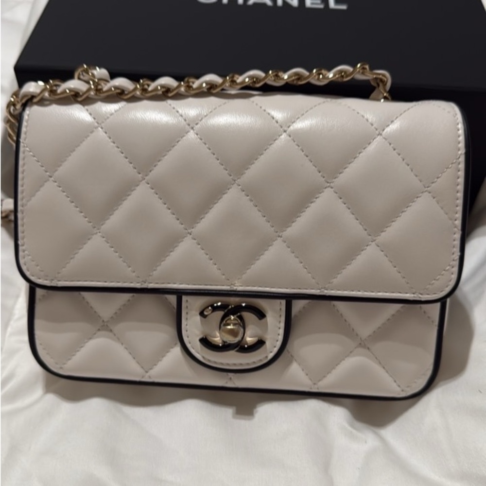 CHANEl White Leather Shoulder/Crossbody Bag - Picture 4 of 8